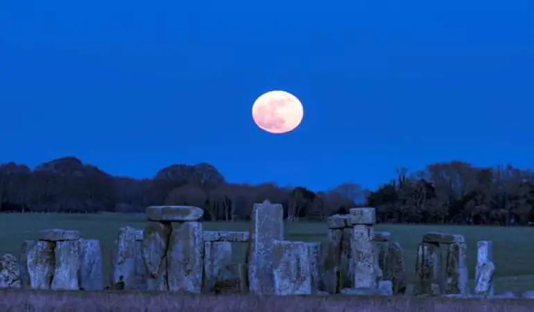 MOONS AND MEGALITHS AT THE STONEHENGE PLANETARIUM