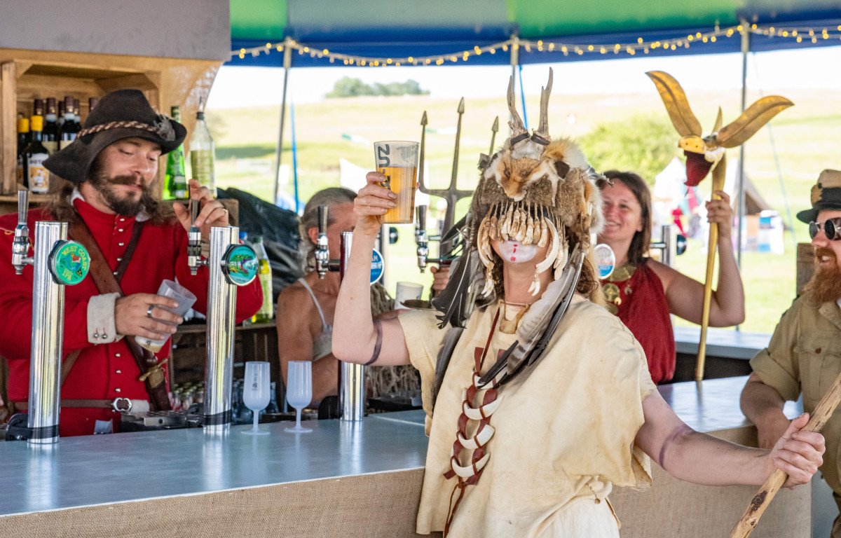 History fans in their thousands defy heatwave to attend this year’s  star-studded Chalke History Festival